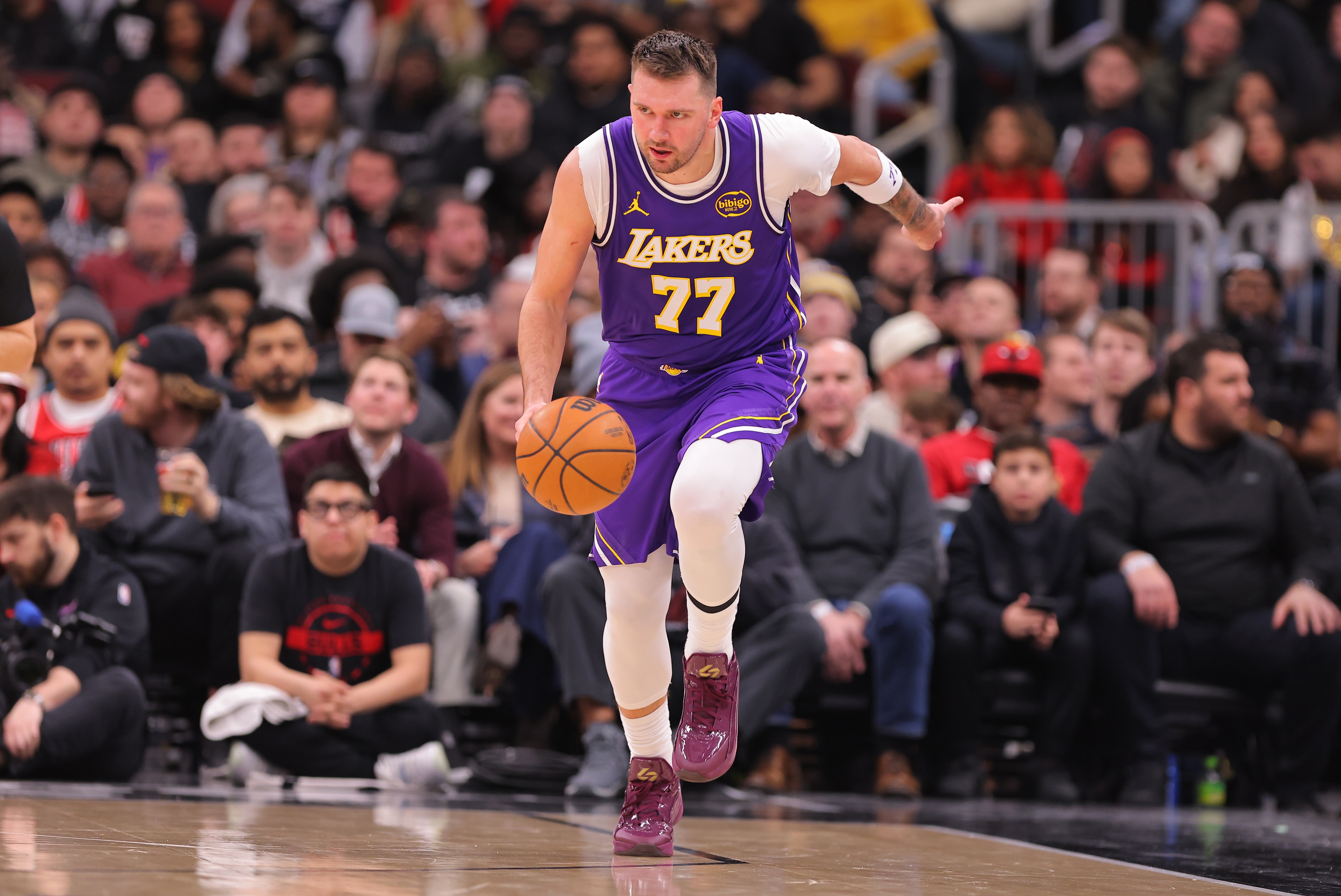 开云-别有大碍！东契奇次节左腿筋不适回更衣室 半场10中3&amp;5失误