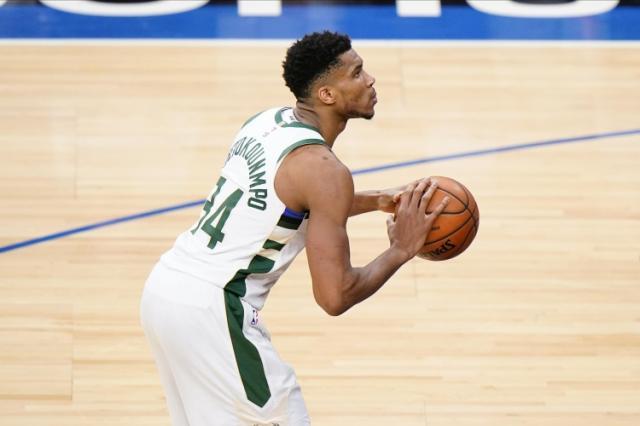 再临绝境又要翻山 大战当前字母哥仍有轻松心态